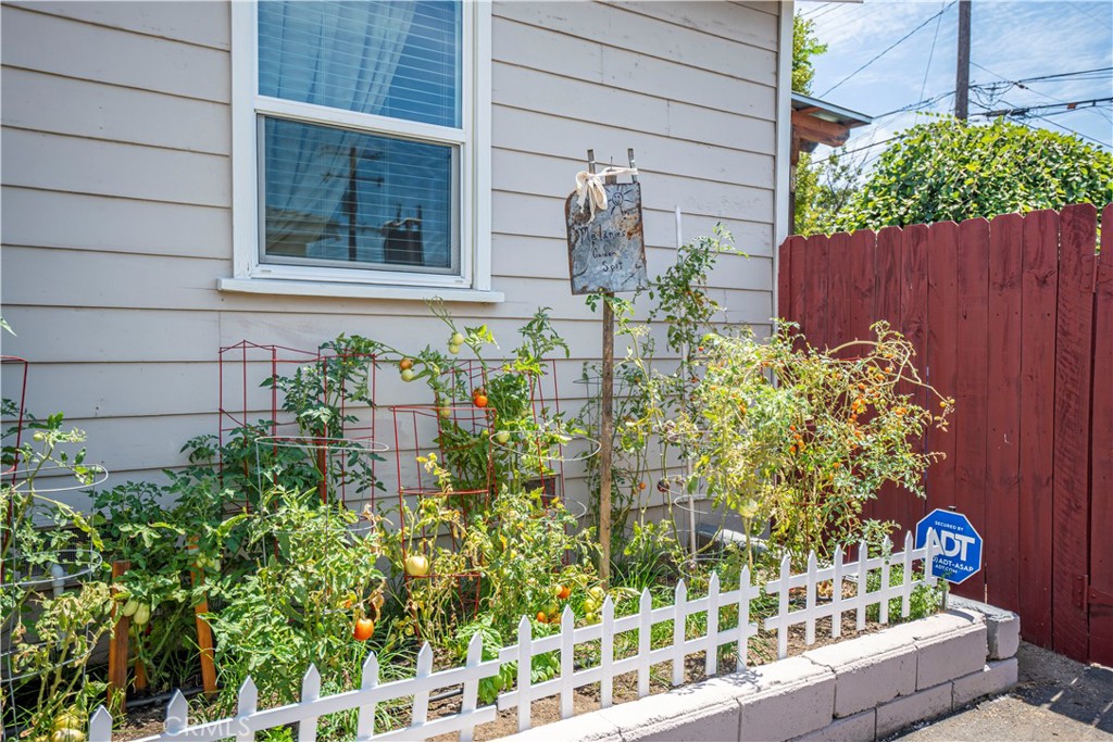 Photo 5 of 31 of 830 W Foothill Boulevard house