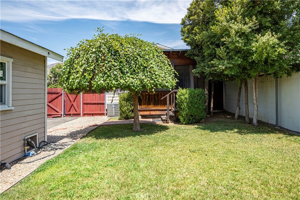 Photo 21 of 31 of 830 W Foothill Boulevard house