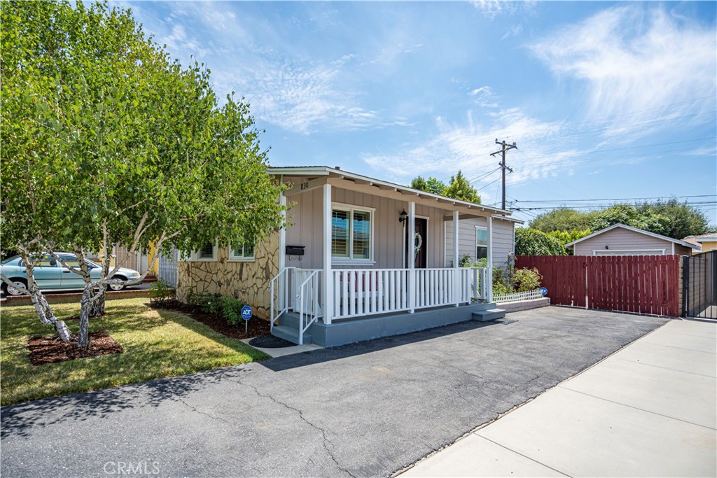 Photo 3 of 31 of 830 W Foothill Boulevard house