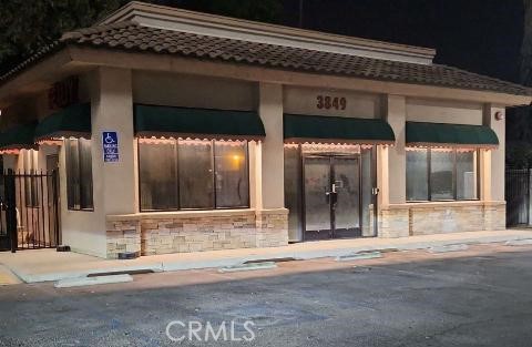 Retail/Office Great 900 sq. at the Riverwalk Plaza, surrounded by commercial and residential. Good traffic for a Real Estate office, Tax preparation, Lawyers Buffet. Freeway visibility