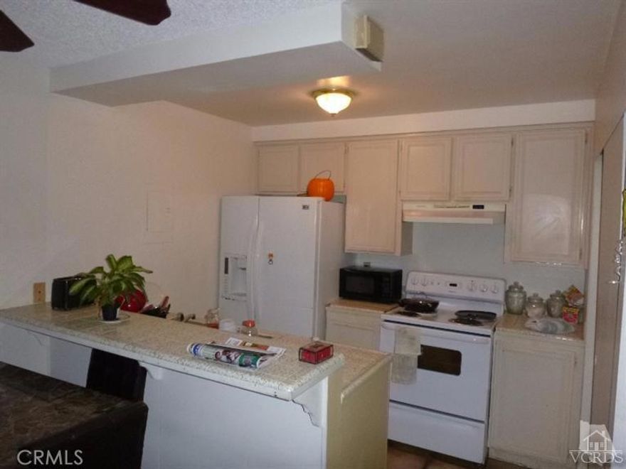 Investment opportunity. Very well maintained street level unit. This 2 bedroom 1 bathroom is a front unit with no neighbors above. Easy access. Shared laundry in building. Great location. Nearby to shopping.