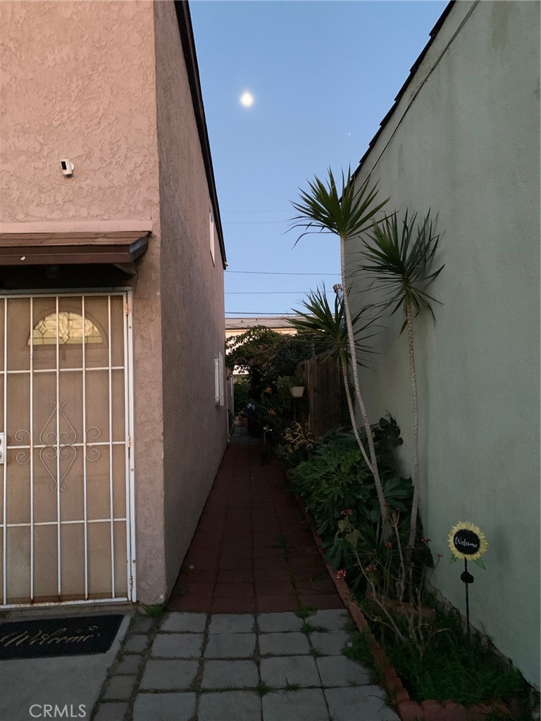 10316 S San Pedro Street