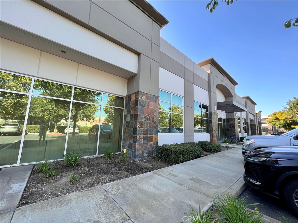 A great Owner-User or investment opportunity to acquire a 2007 built, high-image +/- 3,144 SF industrial showroom / retail / office condo located in the Inland Empire Ontario International Airport area. Prime Grove Ave. Great for showroom, industrial, office, medical office and many other uses.
Easy access to I-60 and I-10
