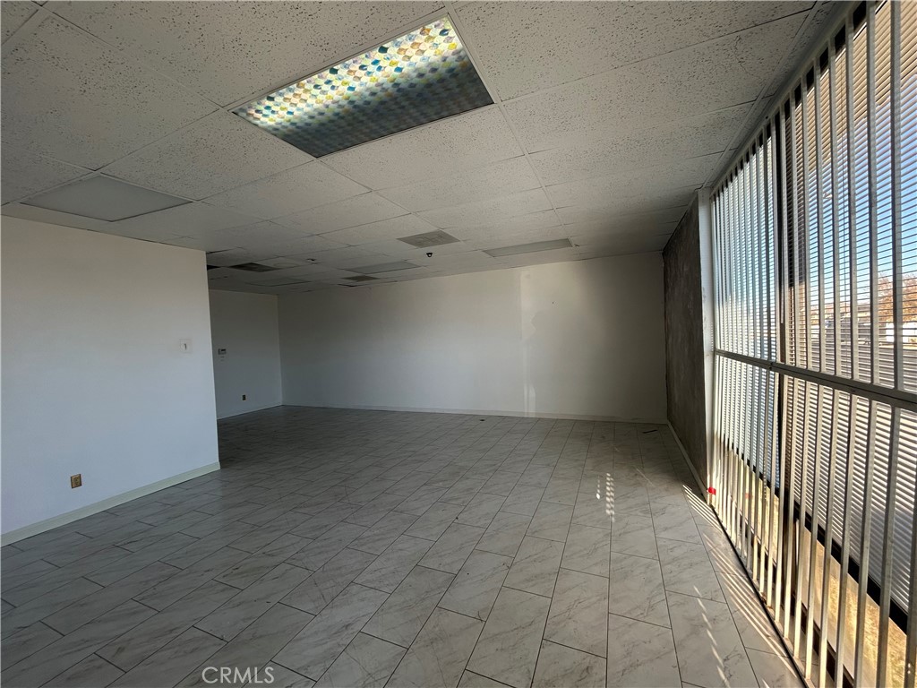 New Lease opportunity on one of the busiest roads in the city of Victorville. ±1,600 sqft of space ready for a new venture right off of Seventh St in Victorville. Commercial zoning would allow for many different permitted uses such as Retail, Office, Photography, etc. With the growing population in the desert, along with the cities intent to return our historic Route 66 to a family friendly destination, the timing couldn't be more fitting for a new or growing business to stamp their brand in the community!
