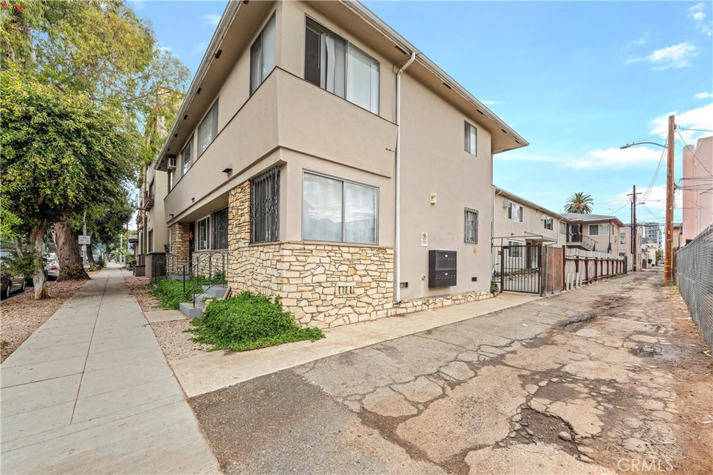 Located in a trendsetting area of Long Beach, this cute 1 bedroom/1 bath unit offers a spacious floor plan with loads of storage space. This unit has new flooring, baseboards and painting throughout. Located minutes from the beach, dining, shopping, Shoreline Village, blue line, and easy freeway access to L.A. and Orange Counties.