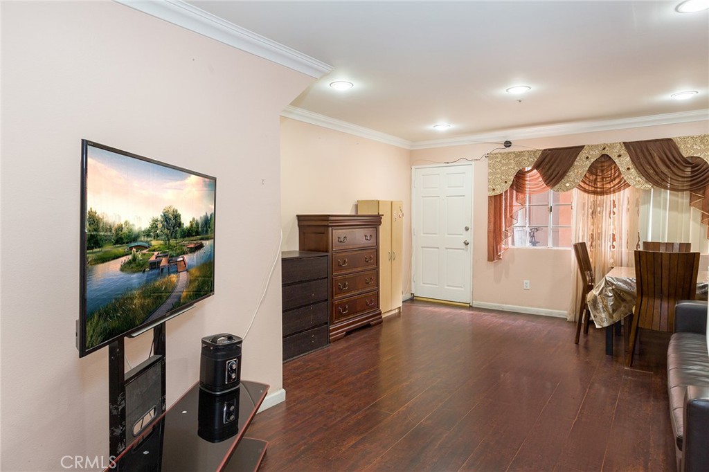 Photo 5 of 28 of 147 W Acacia Avenue 142 townhome