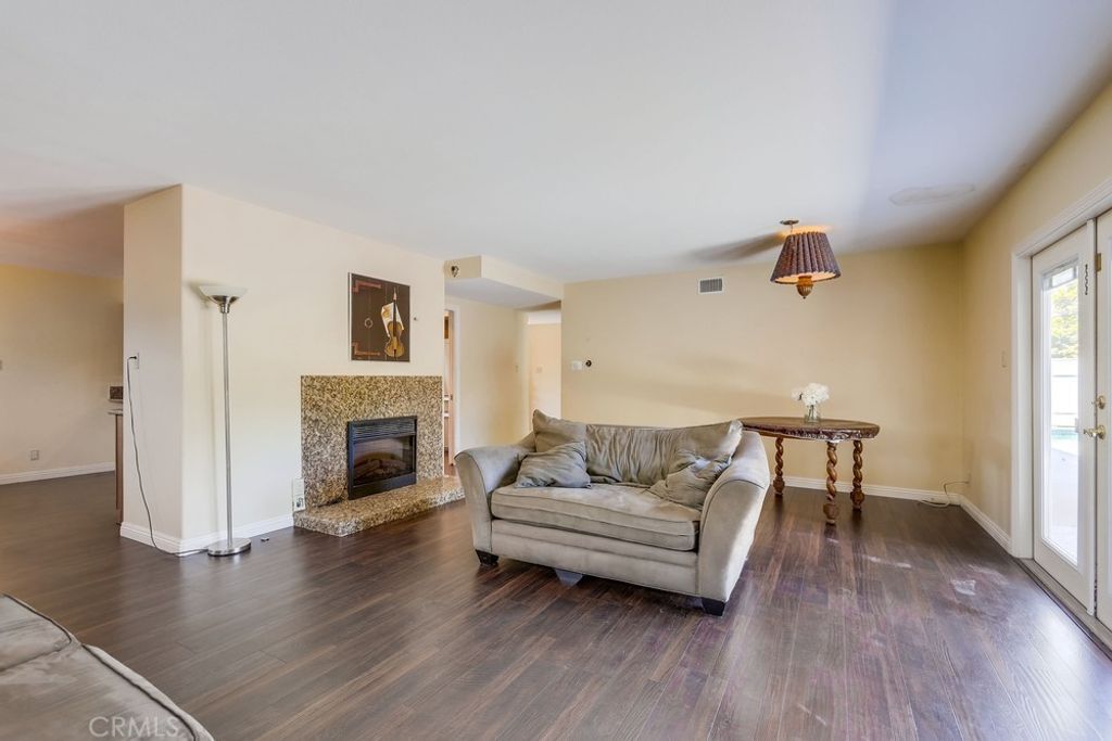 listing image 130723287151063050292