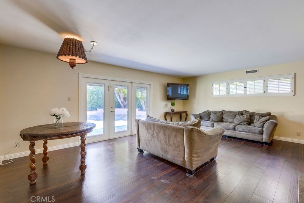 listing image 130725453798859254740