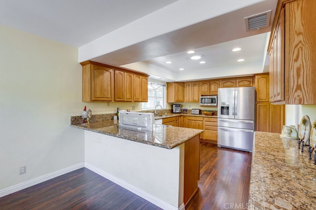 listing image 130720548848327564301