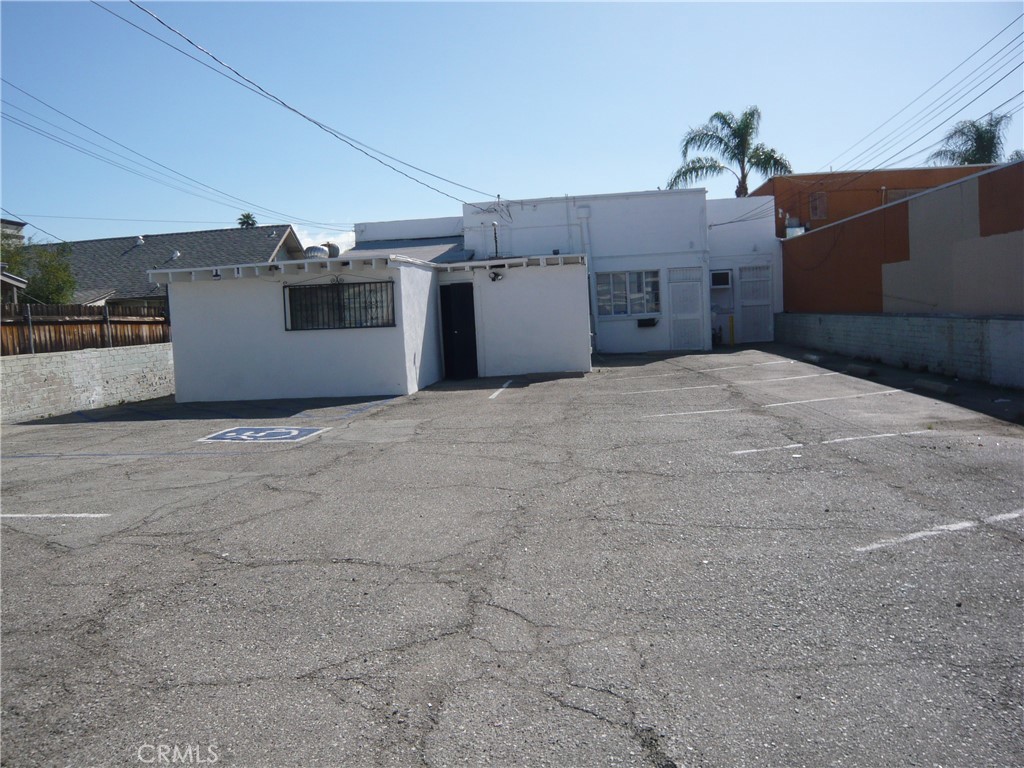 325 N Azusa Avenue