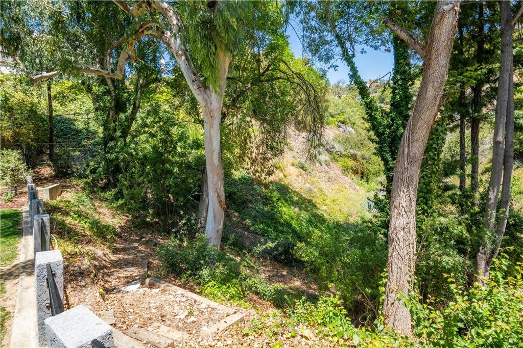 listing image 130729890577981632938