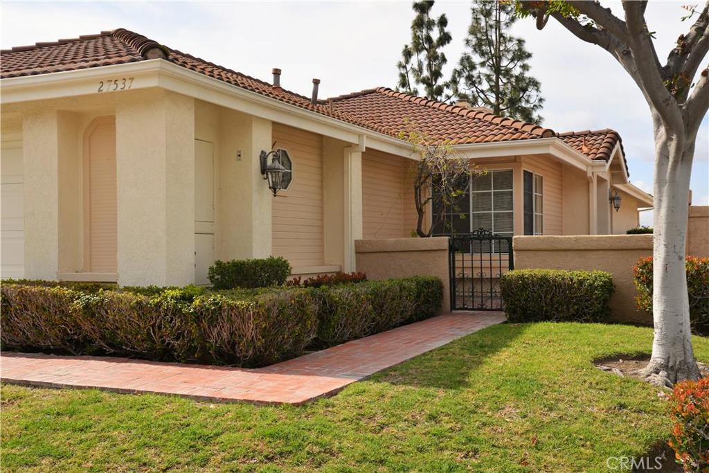 Single level, view home with private brick court yard and lovely landscaped garden. This spacious home has two bedroom with a third converted to a den or office opening to living room. Open floor plan is bright and airy with soaring ceilings and skylights. Views of the city lights and historic mission can be seen from the home.
Spacious Kitchen has wrap around counters with bar opening to a large room with built-in book shelves. Neighborhood has community pool and spa. Easy access to major transportation highways, hiking trails, world class beaches and historic town of San Juan Capistrano.
easy access to major transportation highways, historic town, hiking trails and all San Juan Capistrano has to offer.
