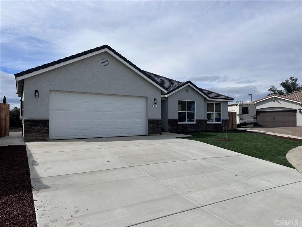 Main image without alt text