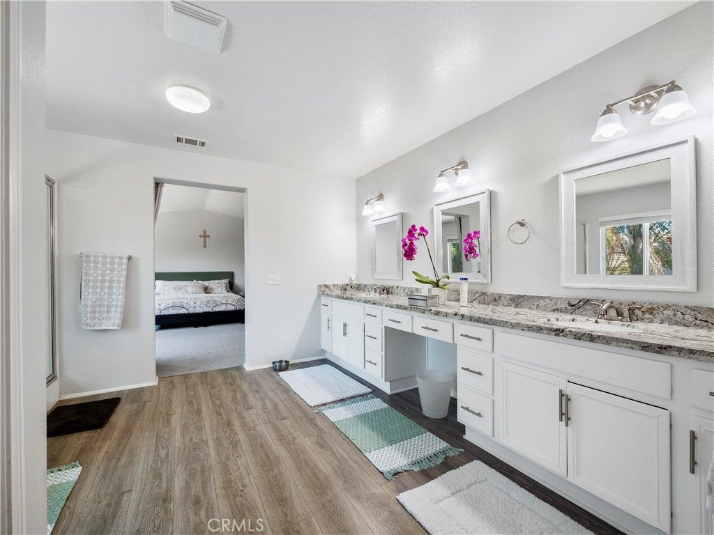 listing image 130723638642581549176