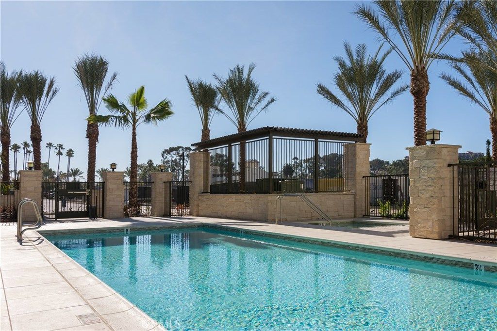 listing image 130722524804258937832
