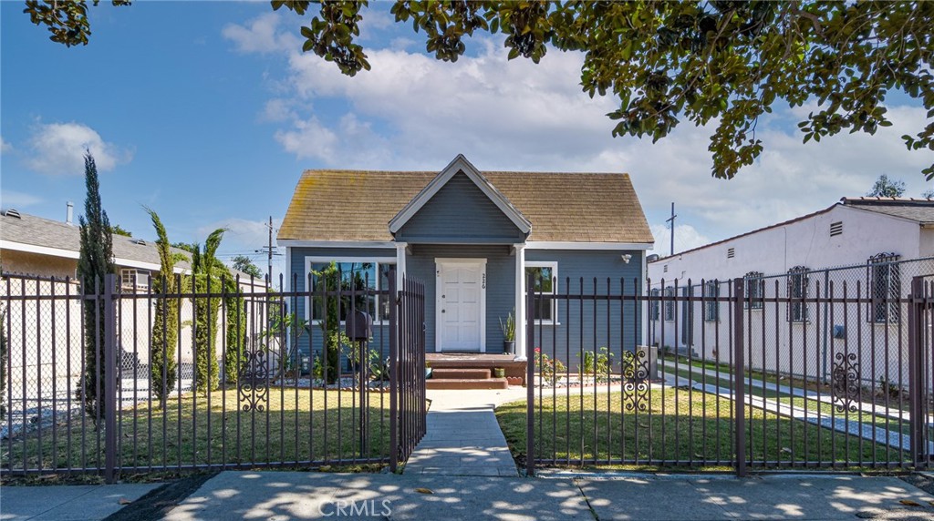 Main image without alt text