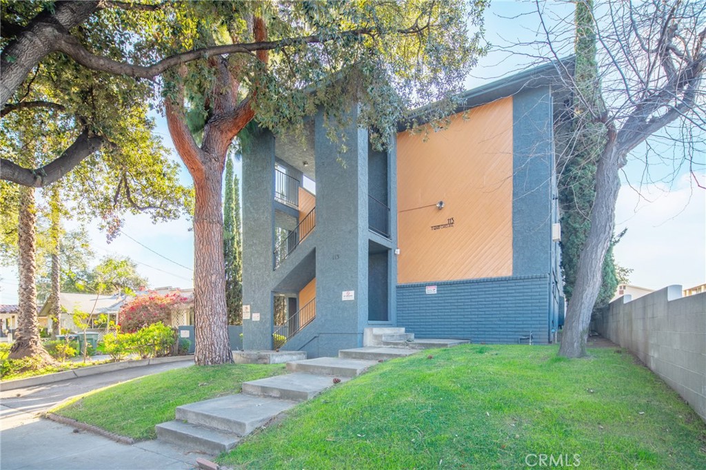 Properties 1 113 N Grand Oaks Avenue