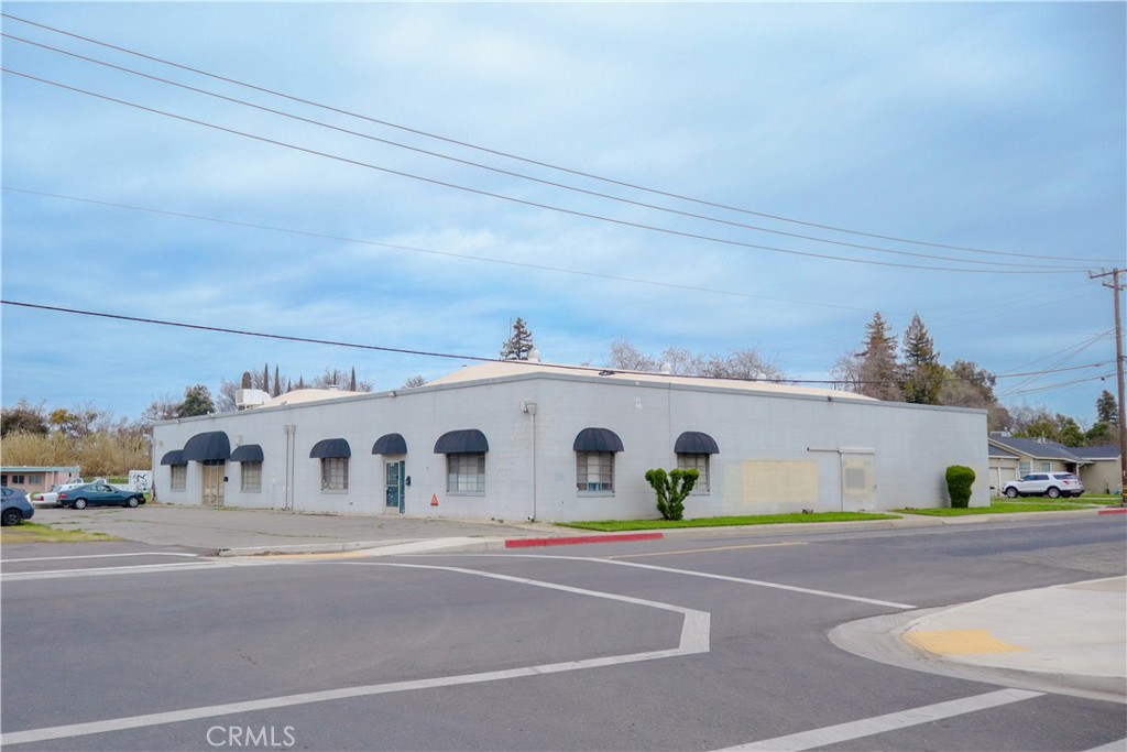 This versatile 12,000 square foot warehouse sits on a spacious 1.2-acre lot, offering ample space for owner-occupants seeking functionality and expansion potential. Conveniently located in Merced's General Commercial (C-G) zone, the property is ideal for a range of commercial and industrial uses.
Property Highlights include; General Commercial (C-G) Zoning, Two (2) 10’ x 10’ Roll-Up Doors for easy loading and unloading, 9’ x 9’ Sliding Door to accommodate flexible access, Large Undeveloped Land Area offering expansion or yard potential, Easy Access to CA-Hwy 99 & CA-Hwy 59 for seamless connectivity.