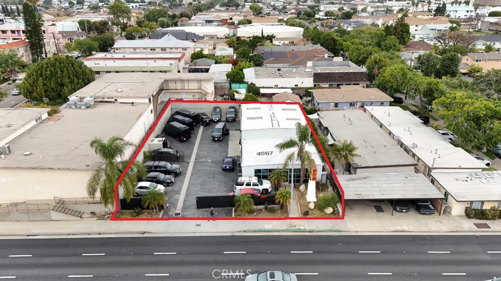 4567 W El Segundo Blvd is a +/- 2,625 square foot building on a quarter-acre lot (+/ - 11,108 SF). It is zoned C2 int he city of Hawthorne and is centrally located near LAX, SpaceX, West LA, the Beach Cities and the 405/105/110 Freeways. There is an office/showroom component at the front and a warehouse at the rear with 14' clear height and two (2) oversized ground level loading doors (12' x 14').
There is customer/guest parking at the front for approximately 7 vehicles and additional parking/yard area at the rear behind a second gate.