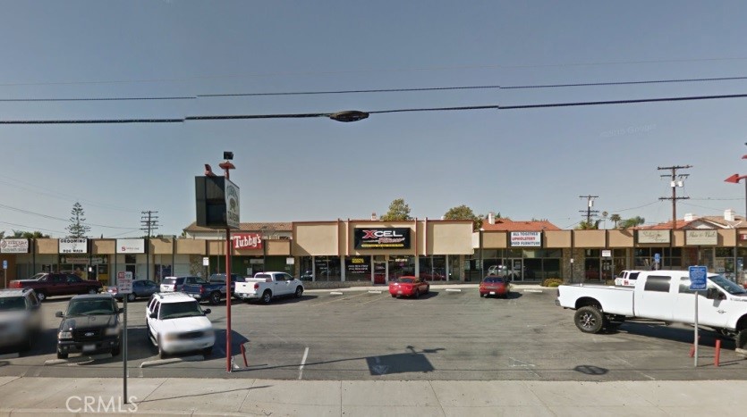 Multi-tenant retail center. Co-tenants include: Tubby's Bar, Liquor Store, Gym & Pet Grooming.
Available: 900 & 1,775 sqft.