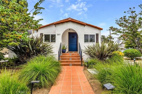 A home in El Segundo