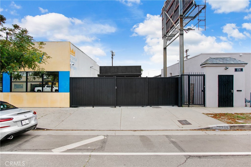Industrial Class C warehouse located in N. Hollywood, CA , Noho Arts District. This versatile flex property offers 1620 sq ft of workspace and rear alley loading access. The warehouse/office is equipped with brand new HVAC mini splits, new floors, new lighting, new electrical, two new bathrooms (one with shower), new cameras, new auto gate and new auto garage door in back to accommodate a variety of business needs.
Access to major freeways (170 and the 5) and public transportation makes this property ideal for logistics and distribution operations with office and retail. Don't miss this opportunity to buy an affordable industrial space in the thriving North Hollywood area.
