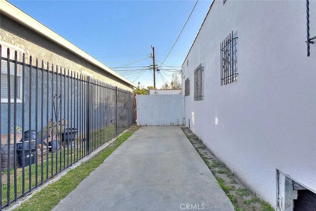 Los Angeles, California 90047, United States, 4 Bedrooms Bedrooms, ,2 BathroomsBathrooms,Residential,Active,99422