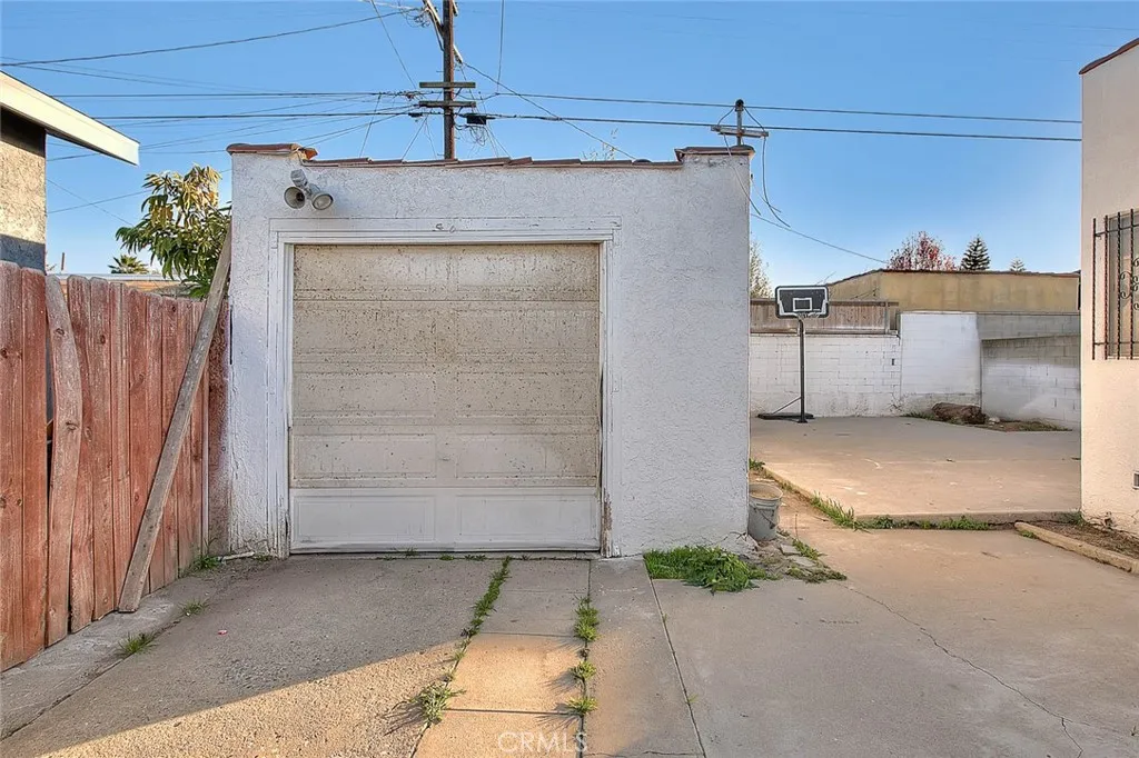 Los Angeles, California 90047, United States, 4 Bedrooms Bedrooms, ,2 BathroomsBathrooms,Residential,Active,99422