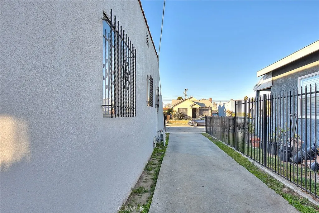 Los Angeles, California 90047, United States, 4 Bedrooms Bedrooms, ,2 BathroomsBathrooms,Residential,Active,99422