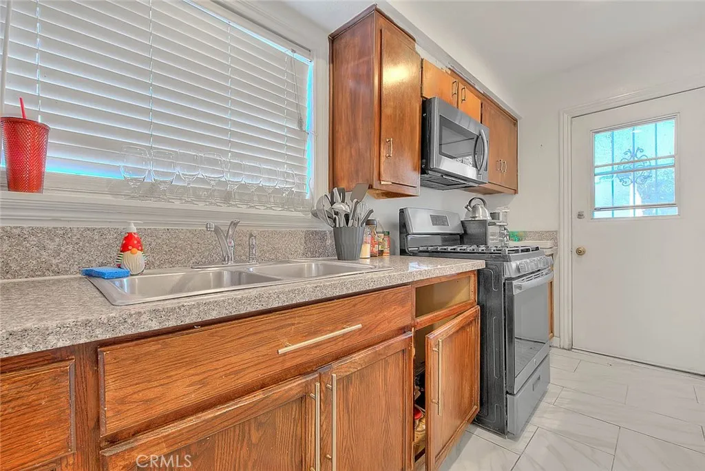 Los Angeles, California 90047, United States, 4 Bedrooms Bedrooms, ,2 BathroomsBathrooms,Residential,Active,99422