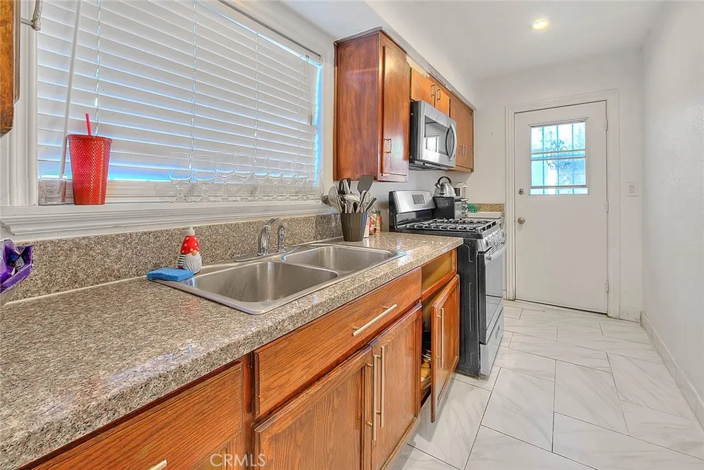 Los Angeles, California 90047, United States, 4 Bedrooms Bedrooms, ,2 BathroomsBathrooms,Residential,Active,99422