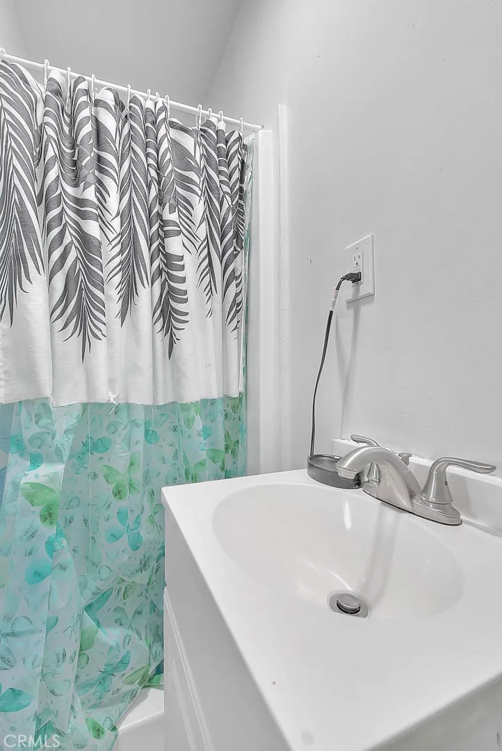 Los Angeles, California 90047, United States, 4 Bedrooms Bedrooms, ,2 BathroomsBathrooms,Residential,Active,99422