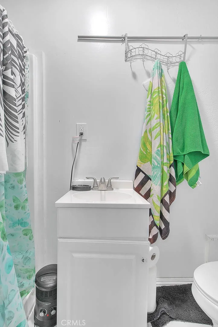 Los Angeles, California 90047, United States, 4 Bedrooms Bedrooms, ,2 BathroomsBathrooms,Residential,Active,99422