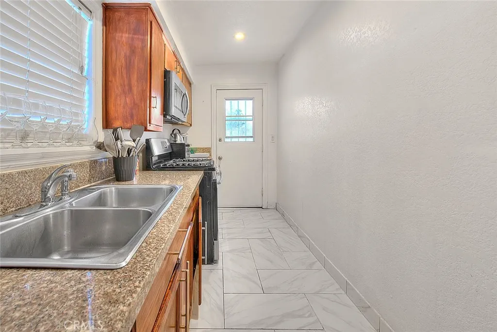 Los Angeles, California 90047, United States, 4 Bedrooms Bedrooms, ,2 BathroomsBathrooms,Residential,Active,99422