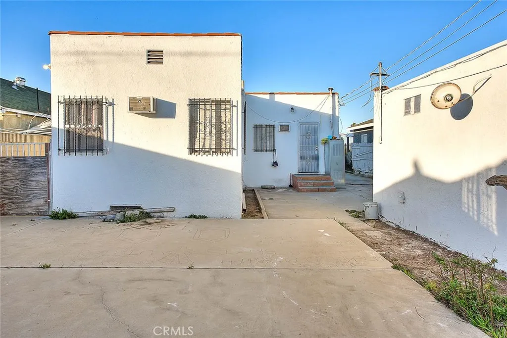 Los Angeles, California 90047, United States, 4 Bedrooms Bedrooms, ,2 BathroomsBathrooms,Residential,Active,99422