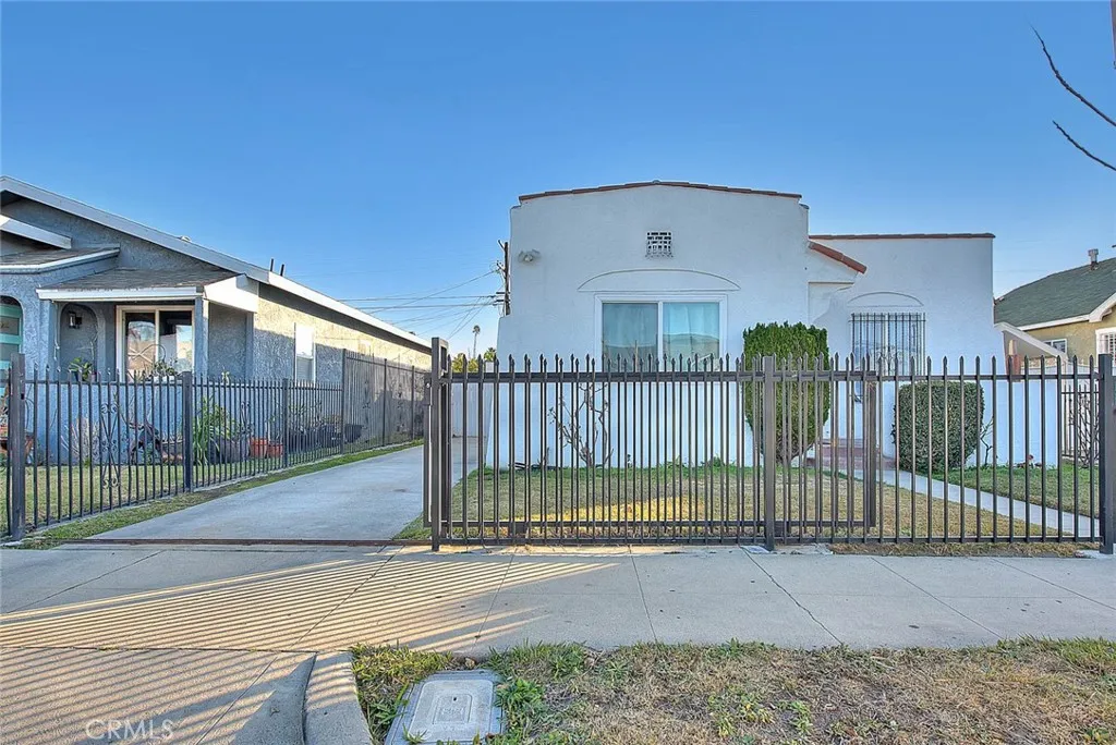 Los Angeles, California 90047, United States, 4 Bedrooms Bedrooms, ,2 BathroomsBathrooms,Residential,Active,99422
