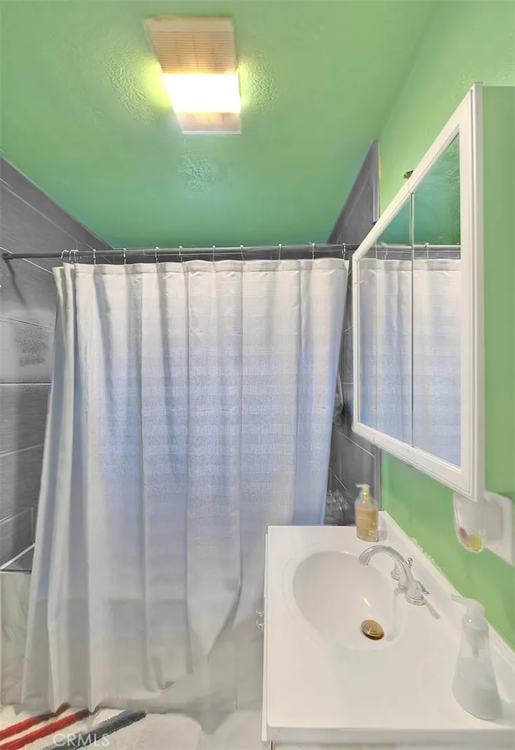 Los Angeles, California 90047, United States, 4 Bedrooms Bedrooms, ,2 BathroomsBathrooms,Residential,Active,99422