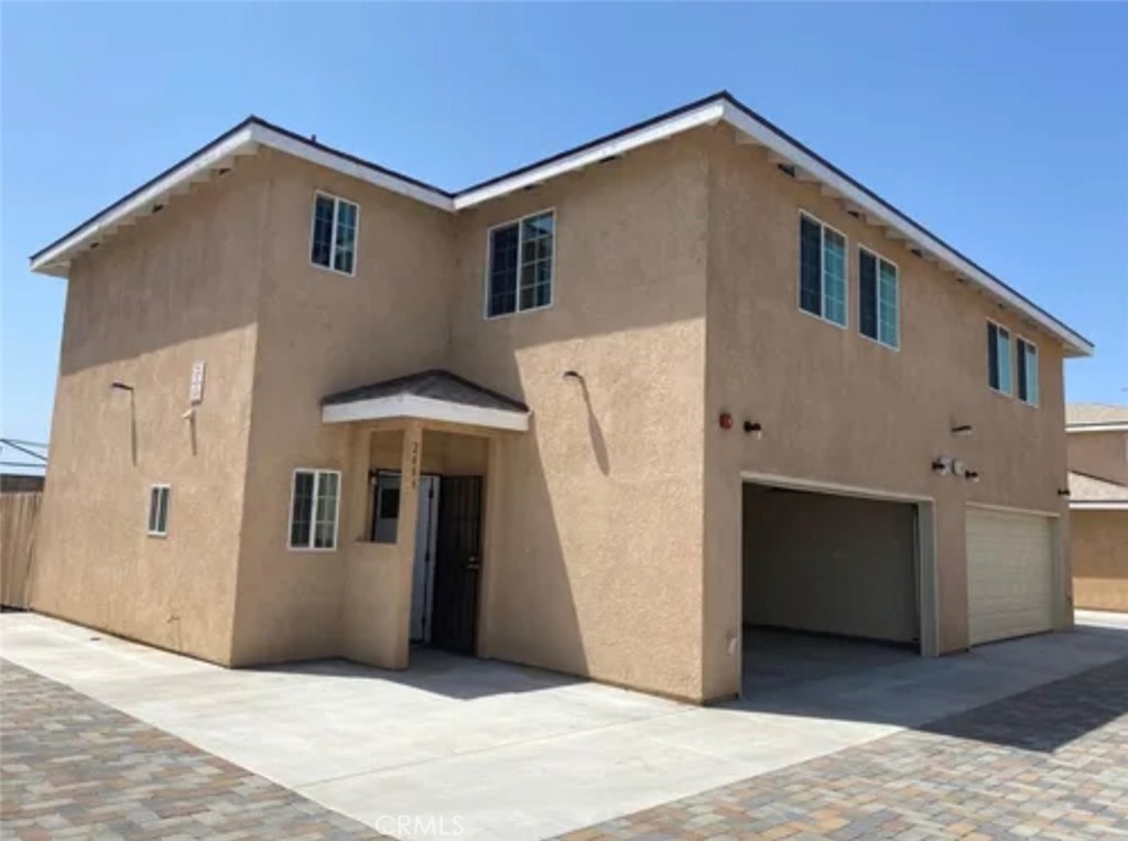 Two story apartment (condo style) with spacious kitchen, granite counter tops, lots of cabinet storage. Gas stove and range hood. With new laminated floors throughout the first and second floor. Central AC/heat.
All three bedrooms located on the second floor. Large master bedroom with three closets and private bathroom.
TWO car garage attached updated with outlet to charge an ELECTRIC car.
Hookups for washer and dryer (washer and dryer not included).
Easy access to 10 and 60 freeway.
