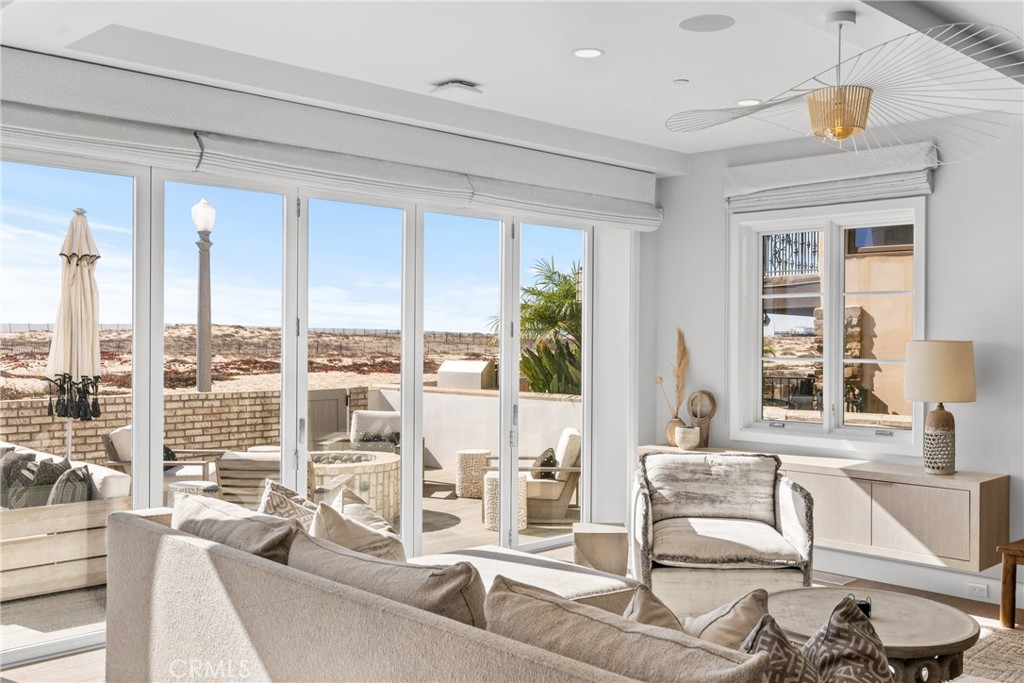 1215 E Balboa Boulevard