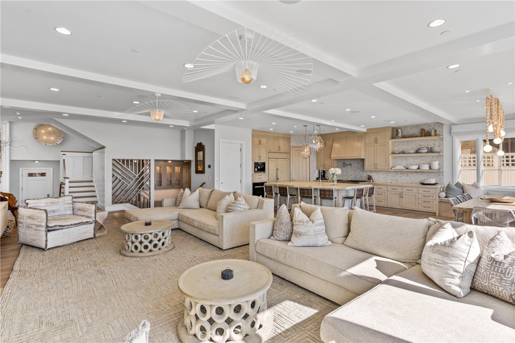 1215 E Balboa Boulevard