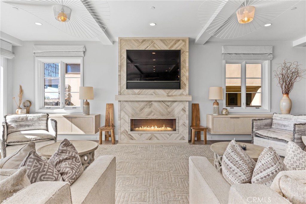 1215 E Balboa Boulevard