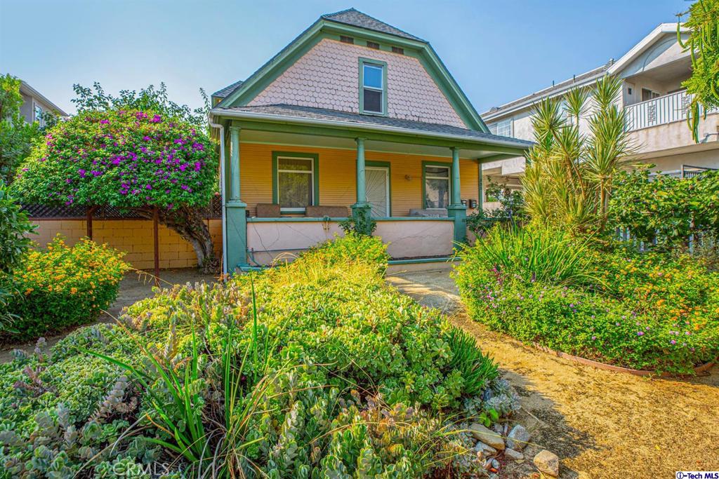 Two houses on one lot in the highly desirable City of Burbank! Great investment opportunity or personal. Excellent location close to Downtown Burbank, Ikea, Shopping centers, schools, and freeways.