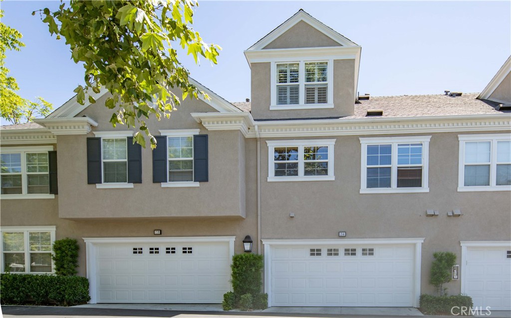 Great townhouse located in the heart of Ladera Ranch community. 3 bedrooms plus loft and a wide open kitchen which is great for entertaining. 2 car garage with direct access. This unit is conveniently located to shops, markets, and restaurants.