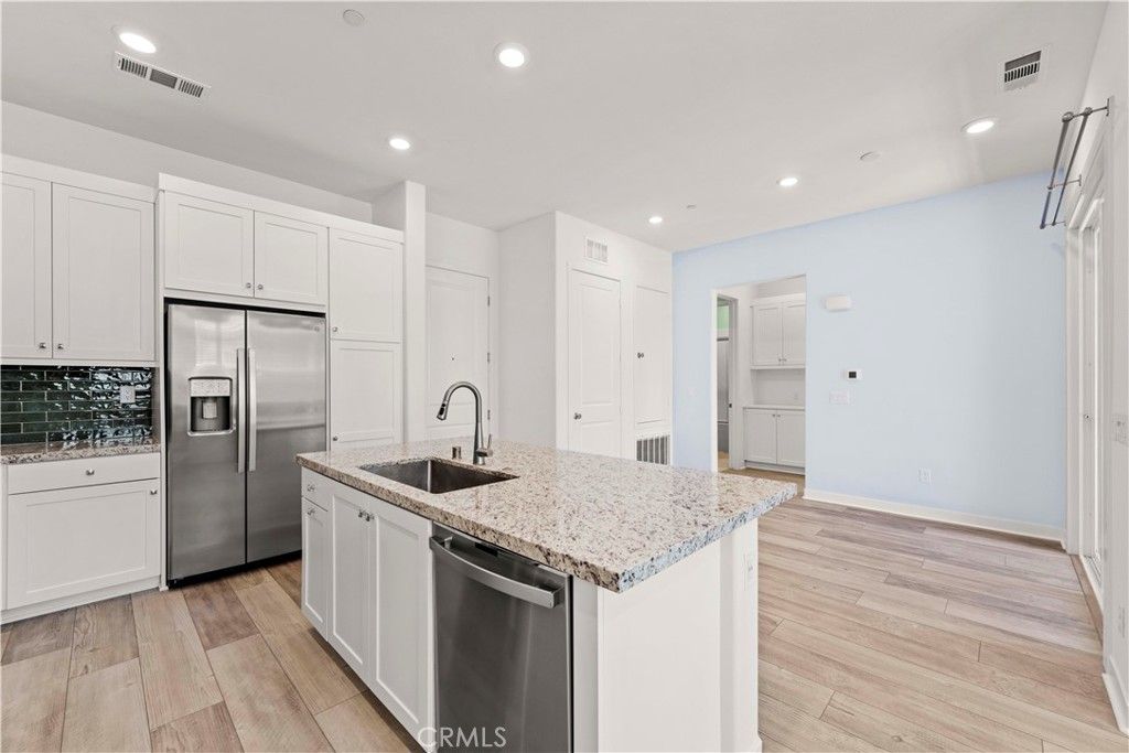 listing image 130724032780916703950