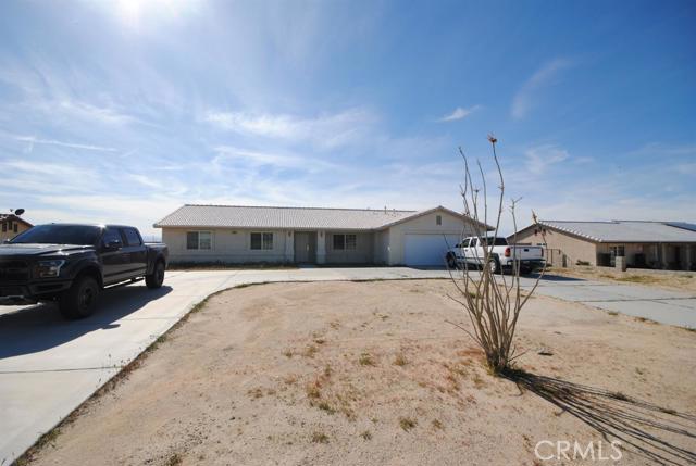 This home features a large lot, great mountain views, large open floor plan, tall vaulted ceilings, 3 bedrooms, 2 bathroom. Large lot with a POOL. Covered patio, huge 3 car tandem garage that is boat deep! Check this one out!!