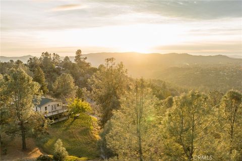 A home in Ahwahnee