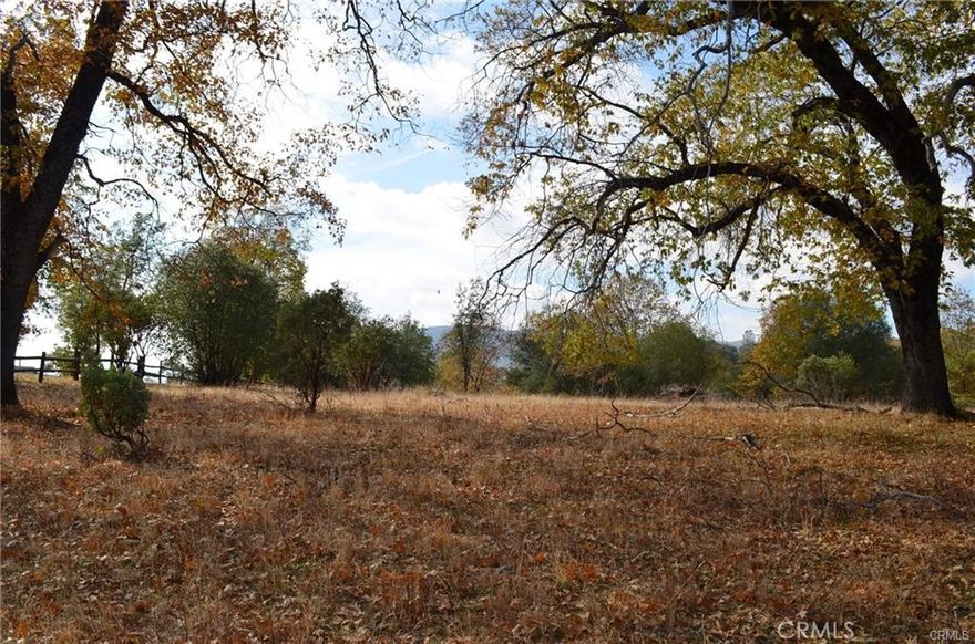 A very lovely, level 2.68 acre parcel in Sierra Highlands subdivision, between Oakhurst and North Fork, California. Numerous oak trees frame lovely views, with the potential for easily opening up even greater views. Close by is the south entrance to Yosemite National Park. This is on the community water system with power close by, and a fire hydrant around the corner.  The owner would consider financing with substantial down payment.  Take your time strolling around this beautiful spot!  Just a few miles to Bass Lake and the end of cul de sac location make this a must-see!