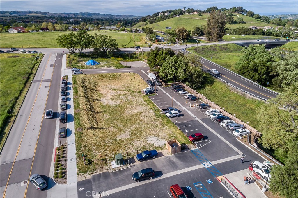 Brand new commercial building pad available for sale inside a new Office/Retail center located adjacent to the Trader Joe's Center off the US 101 Vineyard Drive freeway Exit. Price includes $125,000.00 worth of architectural and plan check fees, plans for a +/- 12,000 Shell with covered parking (currently in plan check), paid traffic fees, and up to 4 water and sewer units should the use require it.