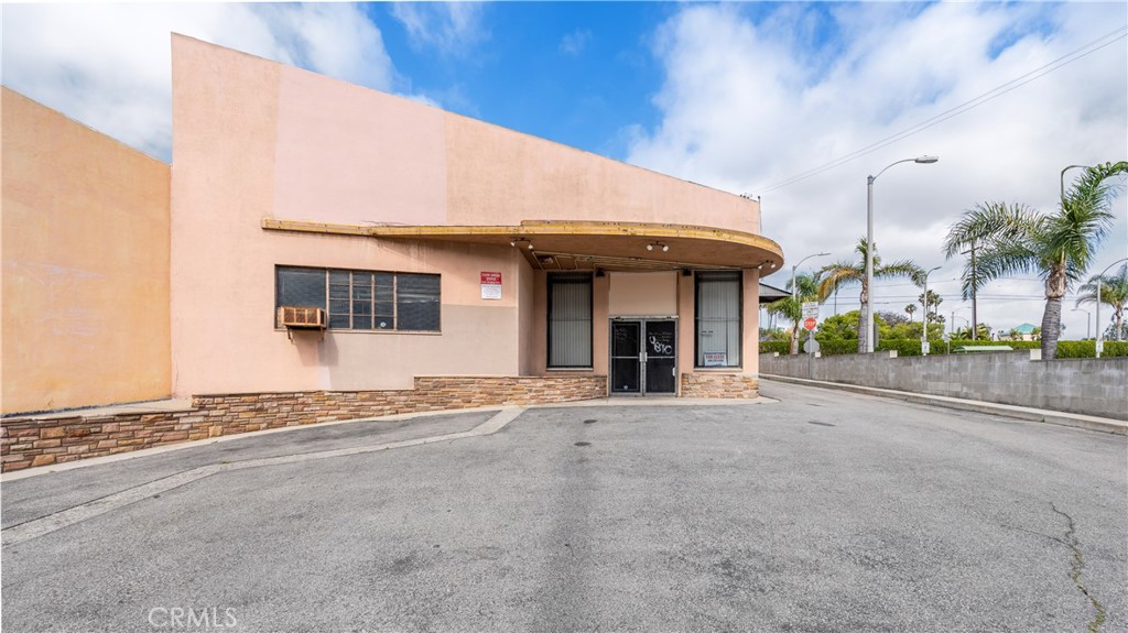 320 S La Brea Ave is a landmark 1940's Art Deco building located in Downtown Inglewood's historic core area. It offers a large open space with open-beam truss ceilings and brick walls, along with a custom roll-up door. The property includes approximately 13 parking spaces and features a lobby/reception area, private office space, store front, and storage. It provides an eye-catching signage opportunity and is zoned for various uses such as retail, restaurants, services, and offices. Additionally, there is a potential drive-thru opportunity, and the location benefits from high traffic volume with 21,657 cars passing by on La Brea Ave daily.