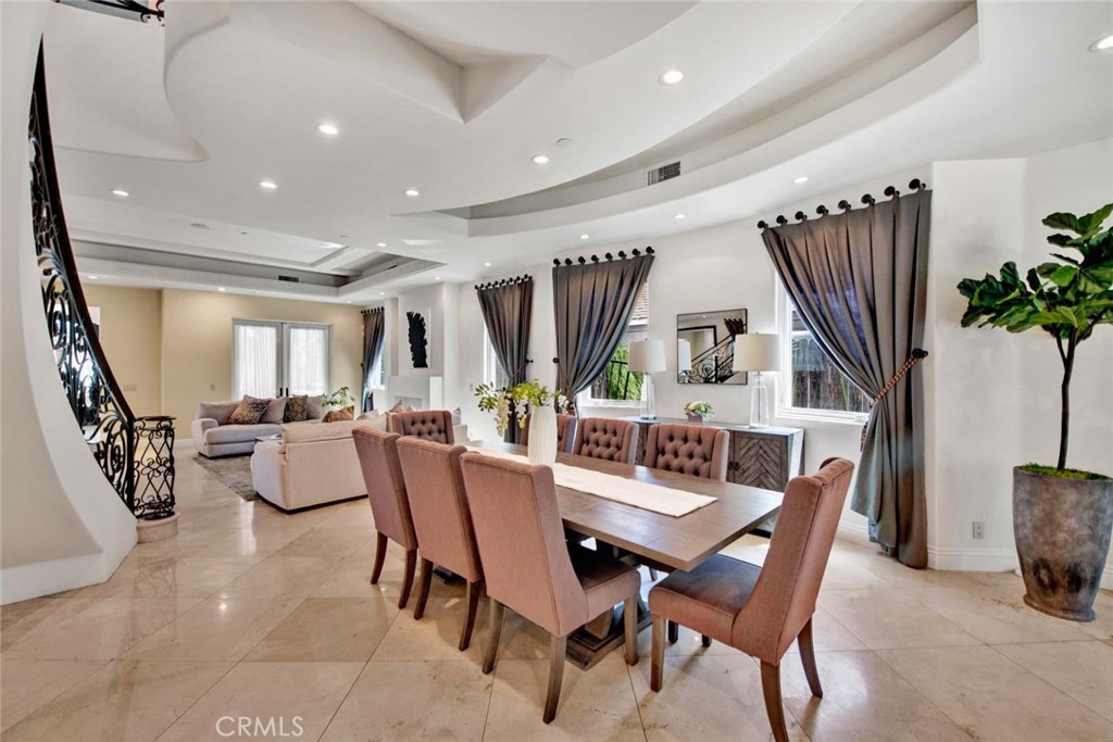 Photo 9 of 47 of 123 N Doheny Drive house